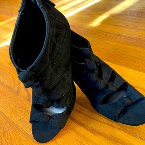 EUC Impo Stretch 8.5 Black Booties Open Toe w/6 Knotted Bands & Zippered Heels